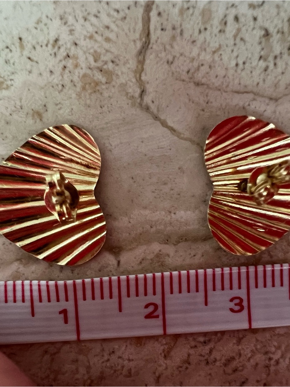 14k solid yellow gold heart earrings 0.9 grams Ribbed stud vintage estate - Picture 4 of 11